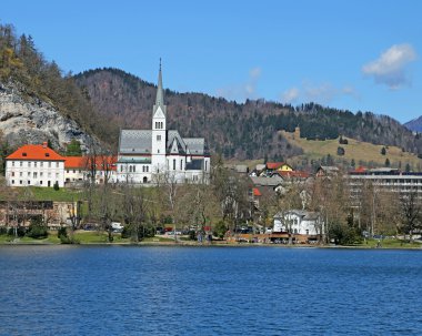 Kilise çan kulesi üzerinde Gölü kıyısındaki Bled