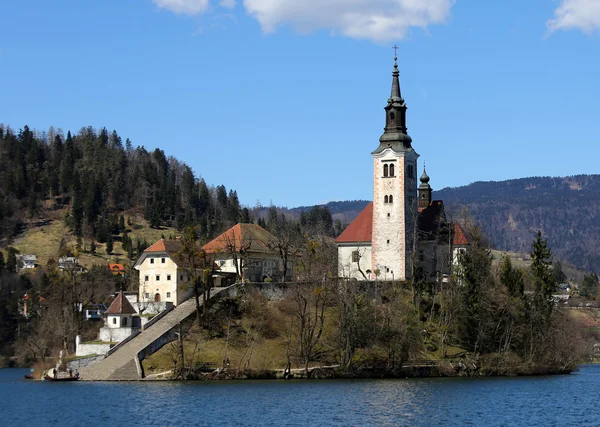 Kostel na ostrově na jezeře Bled ve Slovinsku — Stock fotografie