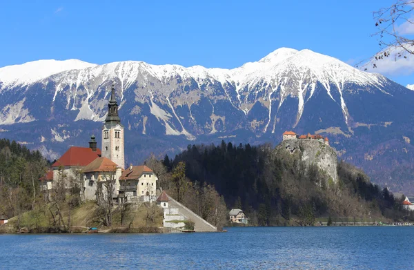 Kostel na ostrově na jezeře Bled ve Slovinsku — Stock fotografie