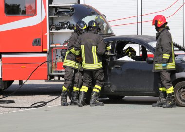İtfaiyeciler trafik kazası sırasında eylem