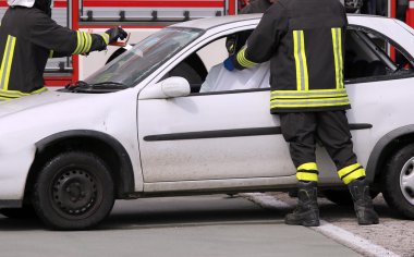İtfaiyeciler eylem sonra trafik kazası 