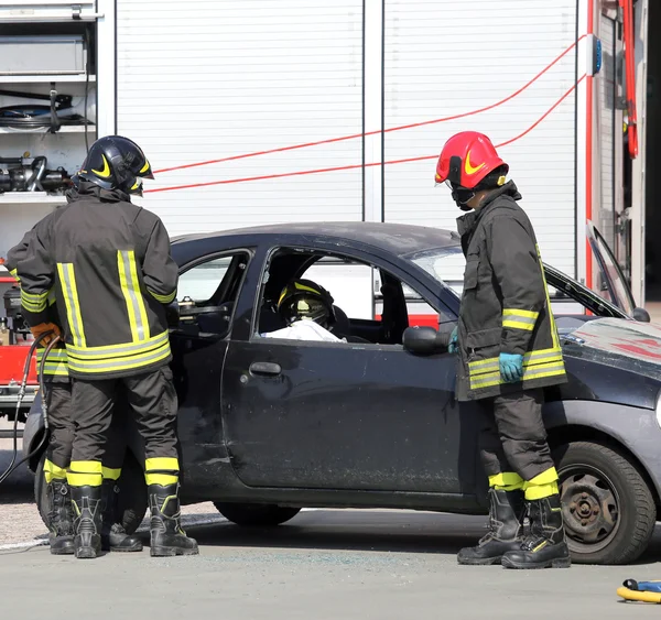 Petugas pemadam kebakaran beraksi selama kecelakaan mobil — Stok Foto