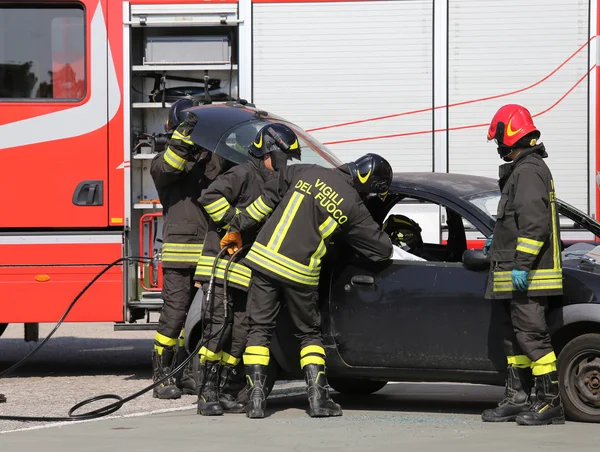 Bomberos en acción durante el accidente de tráfico —  Fotos de Stock