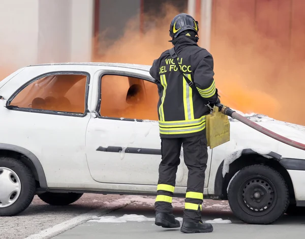 Pompiers pendant l'exercice pour éteindre un incendie dans une voiture — Photo