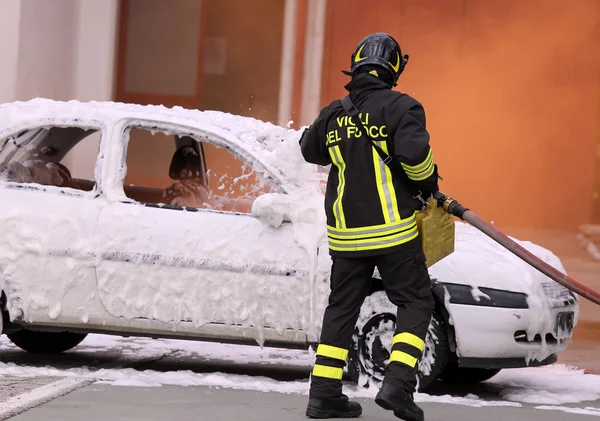 Vigili del fuoco durante l'esercizio per spegnere un incendio in un'auto — Foto Stock