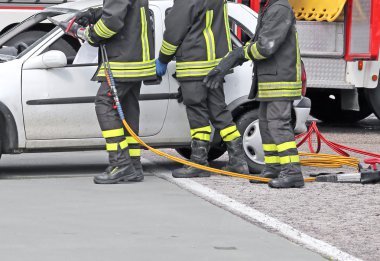 cesur itfaiye sonra bir trafik kazası bir yaralı rahatlatmak 