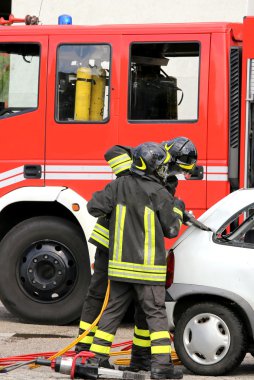 cesur itfaiye sonra bir trafik kazası bir yaralı rahatlatmak 