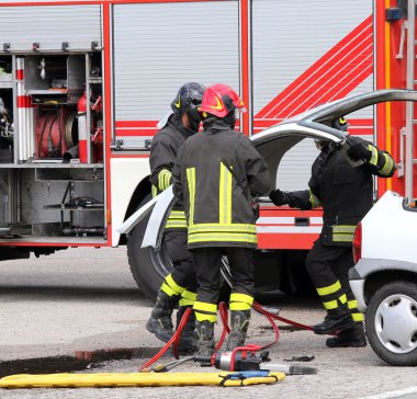 itfaiye eri ve araba parçaları ve itfaiye ile trafik kazası