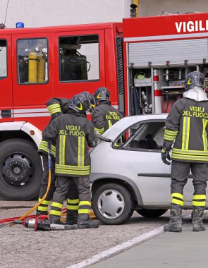 cesur itfaiye sonra bir trafik kazası bir yaralı rahatlatmak 