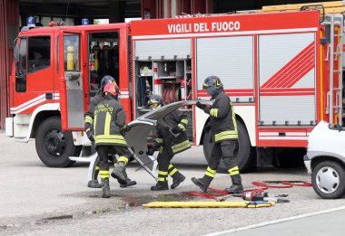 araba parçaları ve itfaiye ile trafik kazası 