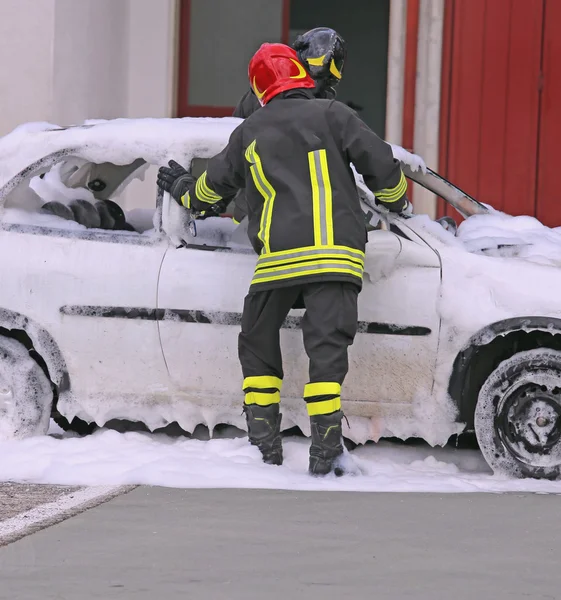 Voiture pleine de mousse après éteindre le feu — Photo