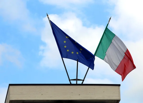 Italiaanse vlag en Europese vlag in de blauwe hemel — Stockfoto