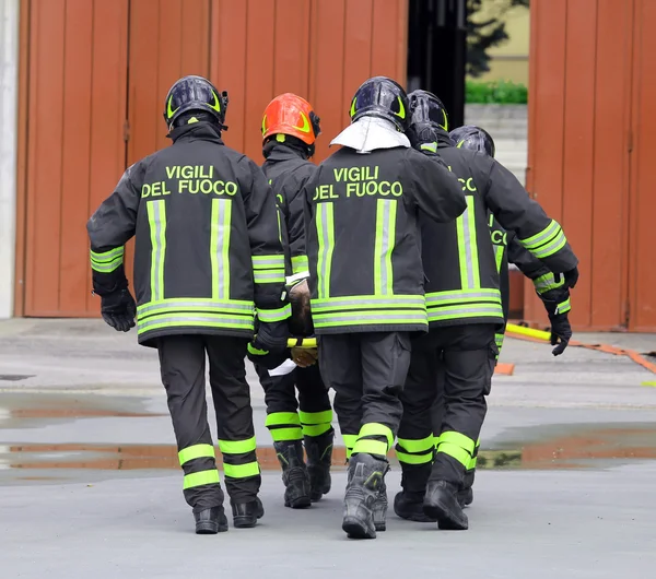 Wounded carried by firefighters on a stretcher — Stock Photo, Image