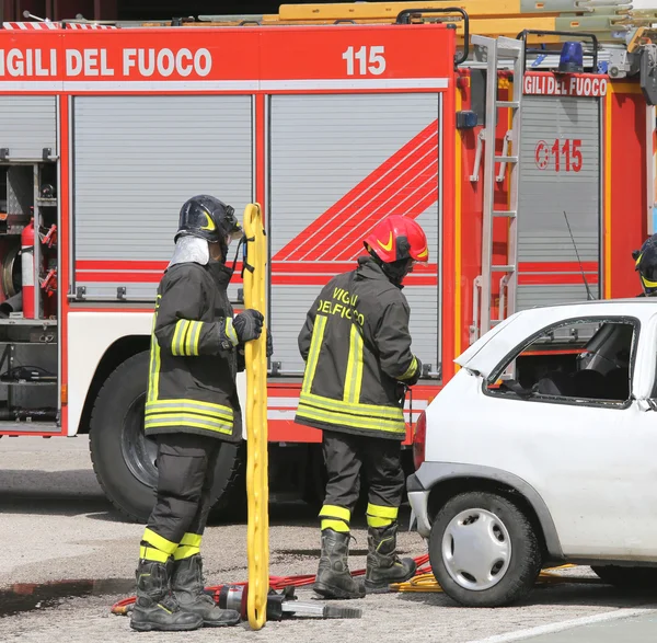 Firefighters at the scene of the accident to rescue — Stock Photo, Image