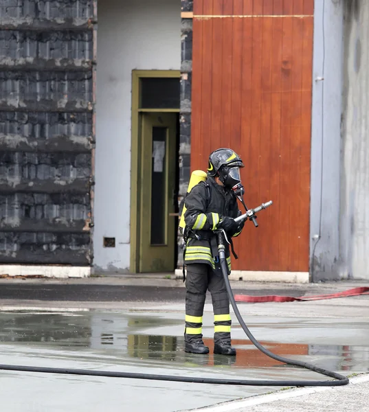 Feuerwehrleute mit Atemschutzgeräten und Sauerstoffflaschen — Stockfoto