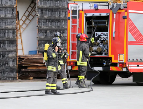 Bombeiros com aparelho respiratório — Fotografia de Stock