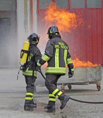 yangın itfaiye oksijen şişe ile kapalı