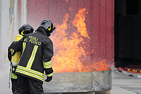 氧瓶关训练期间火的消防员 — 图库照片