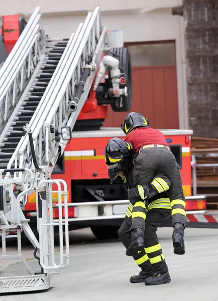 Bomberos en la cesta del camión de bomberos durante la práctica de tra —  Fotos de Stock