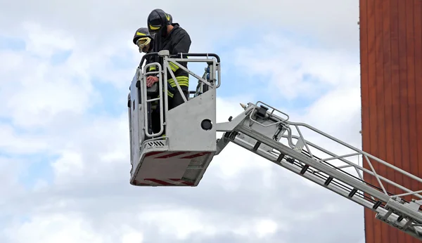 Firefighters in the fire truck basket during the practice of tra — Stock Photo, Image