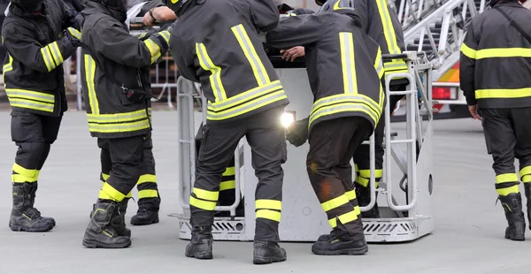 Bomberos en la cesta del camión de bomberos durante la práctica de tra —  Fotos de Stock