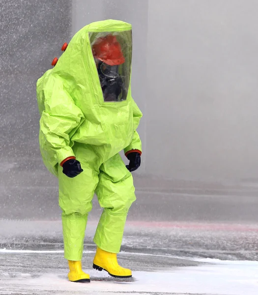 Vigile del fuoco con equipaggiamento protettivo — Foto Stock