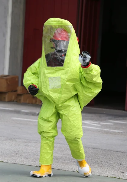 Hombre con equipo protector amarillo contra el riesgo biológico —  Fotos de Stock