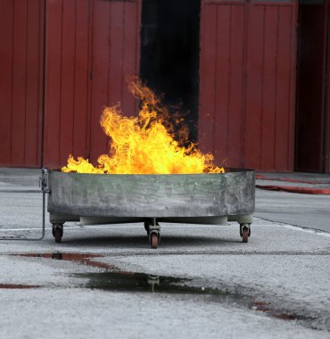 alevler dolu küvet ve firehou Yangın tatbikatı sırasında yangın