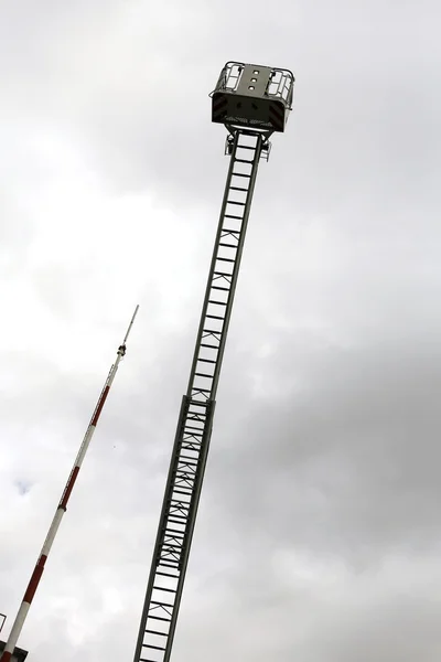 Feuerwehrleute im Korb des Löschfahrzeugs bei der Übung — Stockfoto