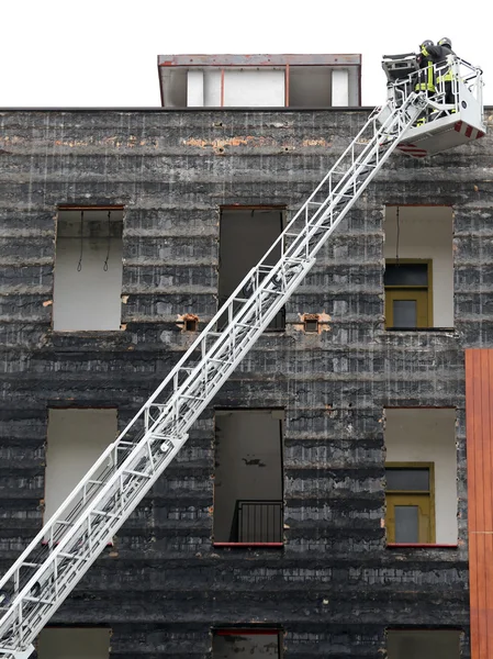 Bomberos en la cesta del camión de bomberos durante la práctica de tra — Foto de Stock