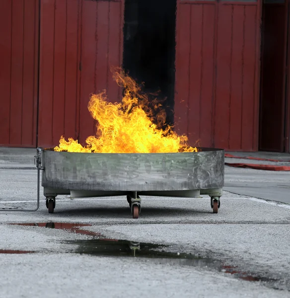 Fürdőkád teljes a lángok és a tűz során a Tűzriadó gyakorlat, a firehou — Stock Fotó