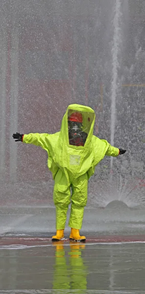 Hombre con equipo protector amarillo contra el riesgo biológico — Foto de Stock