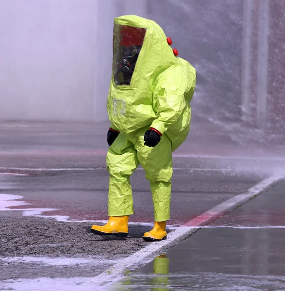 Hombre con equipo protector amarillo contra el riesgo biológico — Foto de Stock