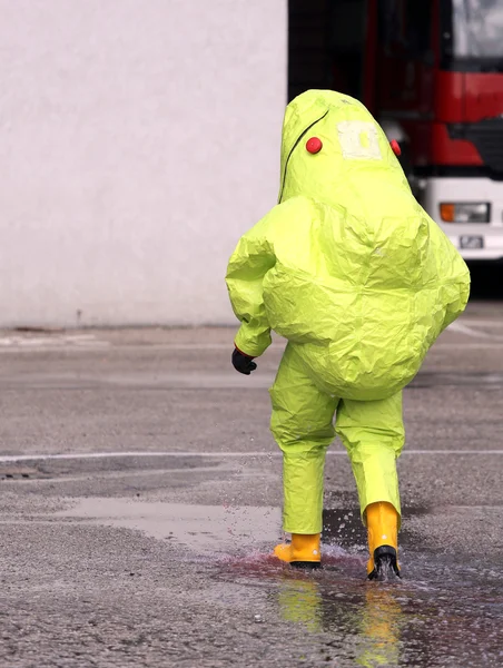 Bombero con equipo de protección amarillo contra el riesgo biológico — Foto de Stock