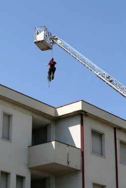 bir f sırasında binada iple aşağı uzman itfaiye eri