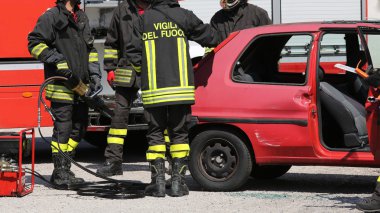 İtfaiyeciler bir trafik kazası sırasında eylem