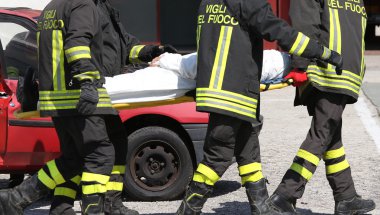 Sedye ile bir eylem taşımak içinde itfaiyeciler yaralı