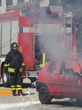İtfaiyeciler bir trafik kazası sırasında eylem