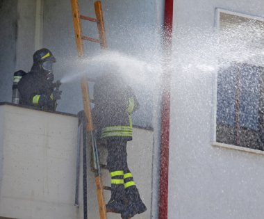 İtfaiyeci spreyler su mızrak dövüşü