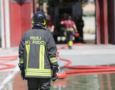 İtalyan itfaiyeci koruyucu üniforma ile izole