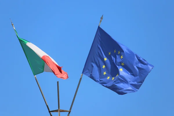 Italiaanse vlag en Europese vlag — Stockfoto