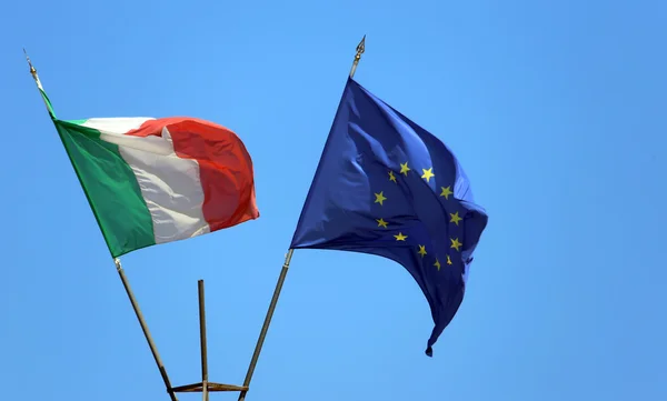 Italiaanse vlag en Europese vlag — Stockfoto