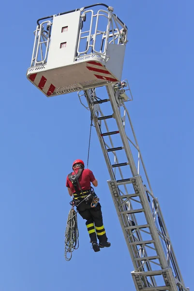 Brandman hängde rep klättring i brandstationen — Stockfoto