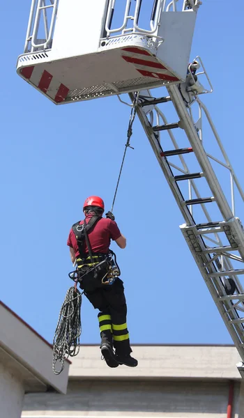 Firefighter hung the rope climbing — Stock Photo, Image