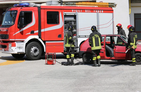 Brandweerlieden in actie tijdens een auto-ongeluk — Stockfoto