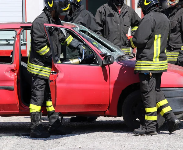 Feuerwehrleute mit großer Schere nach Unfall zur Hilfe — Stockfoto