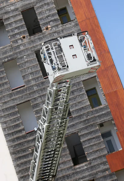 Enorme gaiola de elevador de caminhão de bombeiros com escada — Fotografia de Stock