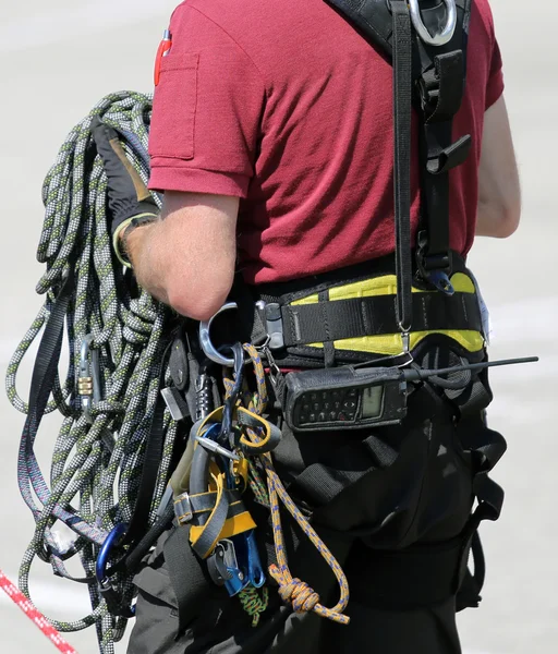 Cuerdas y equipo para escaladores durante los entrenamientos de escalada —  Fotos de Stock