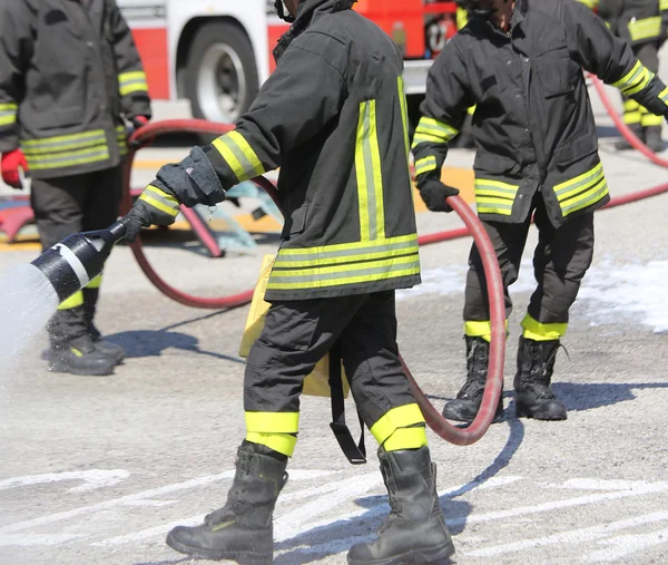 Pompiers avec l'extincteur au service d'incendie — Photo