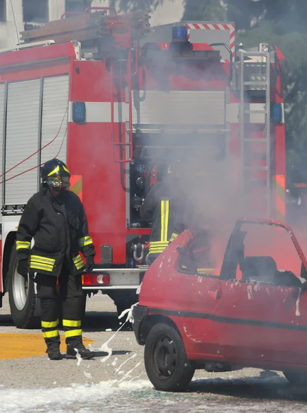 Brandmän i aktion under en trafikolycka — Stockfoto